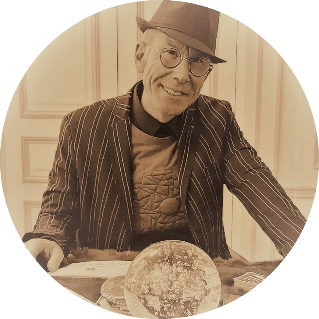 Jérôme Morel n'est pas un chiromancien comme les autres. Il cumule près de vingt années de parcours dédiées aux Arts Divinatoires dont la lecture des lignes et des signes de la main.